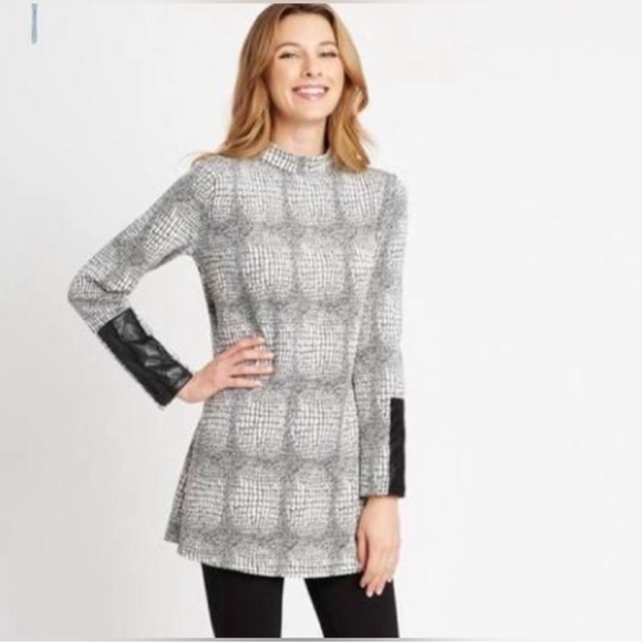 Tyler Boe Chrissy Capelet Tunic Top Black & White Size XS - Picture 1 of 6